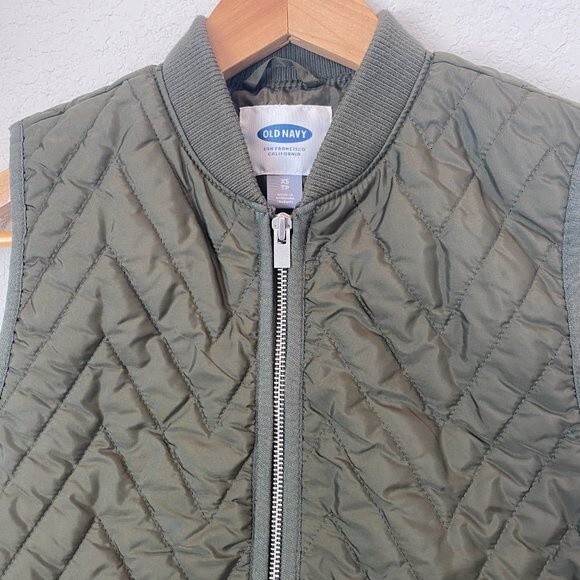 Old Navy Dark Green Quilted Zip Up Puffer Vest - Size XS - EUC - Picture 4 of 6